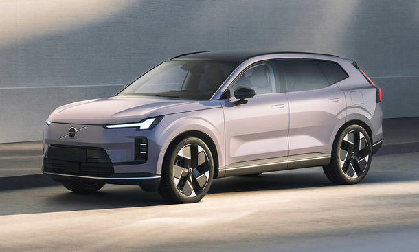 Der Volvo XC70 (2025) stehend von schräg vorne fotografiert.