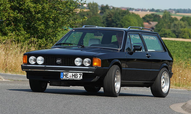 Der VW Sciwago von Artz fährt durch eine Kurve, fotografiert von vorne.