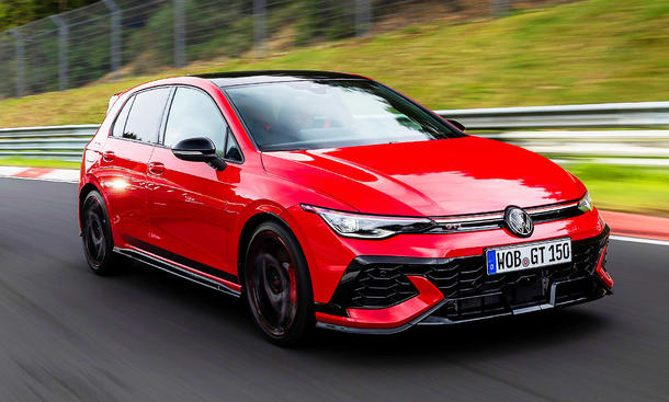 Blick von schräg vorne auf den VW Golf GTI Edition 50, der auf der Nürburgring Nordschleife entlangfährt.