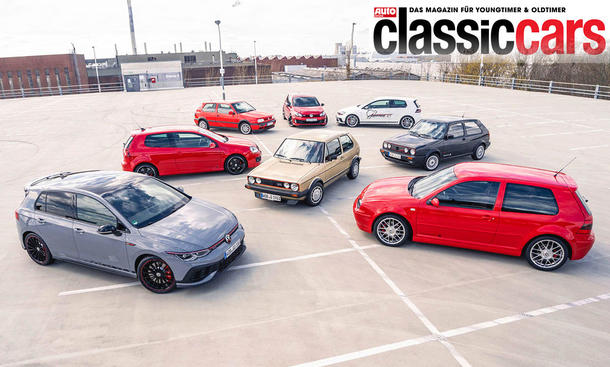 Alle Generationen des VW Golf GTI statisch von schräg oben fotografiert. 