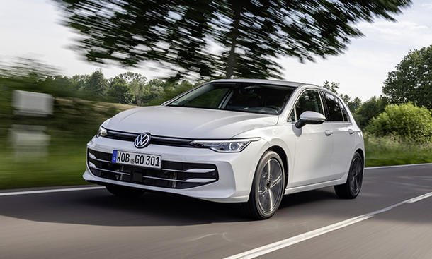 Der VW Golf fahrend auf einer Straße von schräg vorne.