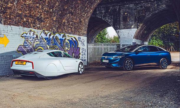 Gruppenbild mit dem VW XL1 und VW ID.7 unter einer Brücke.