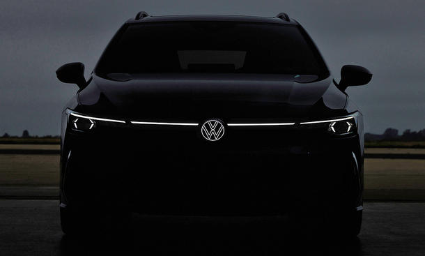 Leuchtendes VW-Logo an der Front des VW Golf 8 Facelift (2024)