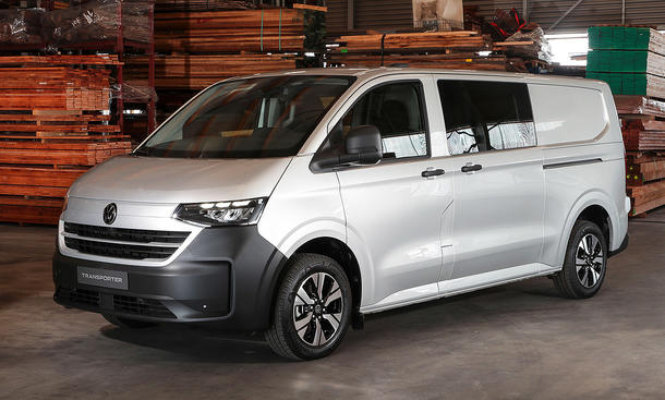 Blick von schräg vorne auf den VW Transporter (2025).