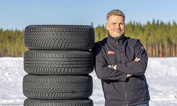 Winterreifen-Test 2024; Redakteur lehnt sich an Reifenstapel