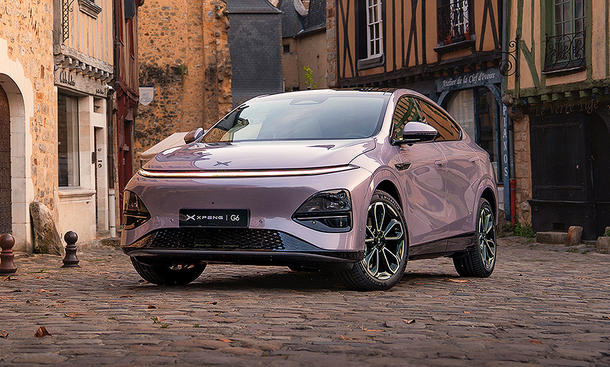Blick von schräg vorne auf den Xpeng G6 Facelift (2025).