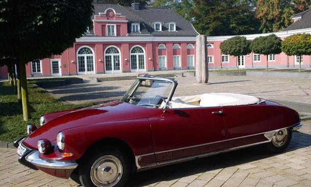 Offenherzig: Nach einer Kleinserie von DS Cabriolets, die Karosseriebauer Henri Chapron 1958 präsentiert hatte, baute Citroën von 1960 bis '65 1325 Cabriolets. Heute werden für die raren offenen Göttinnen bis zu 70000 Euro verlangt
» zurück zum Artik
