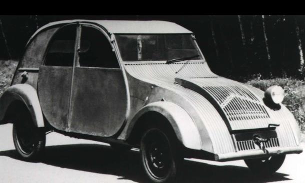 Genial einfach: Ein Regenschirm auf vier Rädern sollte der 2CV sein. Ein erschwingliches Auto für das Land. Erste Prototypen waren noch sehr einfach gehalten
» zurück zum Artikel