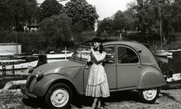 Die frühen 2CV bis 1960 hatten eine Wellblech-Motorhaube
» zurück zum Artikel