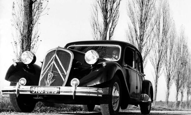 Nach dem Krieg ging es weiter mit dem Traction Avant. Der 15CV unterscheidet sich mit Sechszylinder und längerer Karosserie von den einfacheren Brüdern. Ihrer Zeit voraus war die Limousine mit selbsttragender Karosserie und Frontantrieb
» zurück zum Arti