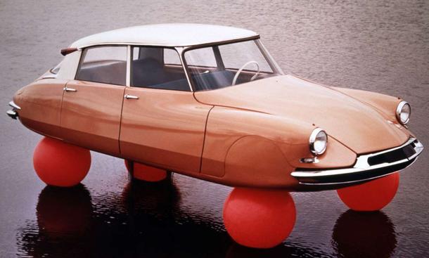 Avantgarde ohne Räder: Zur Präsentation der DS und der Hydropneumatik stellte Citroën dieses DS-Modell auf einen See
» zurück zum Artikel