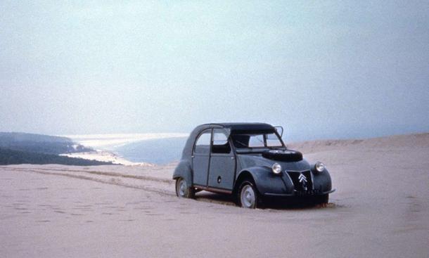 Wild-Geflügel: Meine Ente, die hat zwei Motoren - und zwar je einen vorne und im Heck. Genau 694 2CV 4x Sahara entstanden von 1958 bis 1966. Die Motoren trieben unabhängig voneinander die Vorder- und Hinterräder an
» zurück zum Artikel