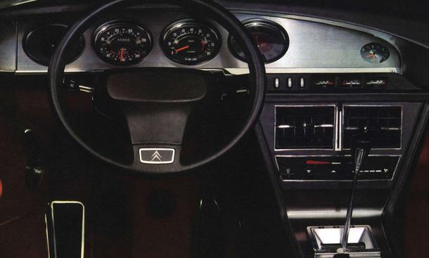 Einspeichen-Lenkrad, Knopfbremse und eine sich selbst zurückstellende Lenkung steuerte Citroën bei. Das Design des Gran Turismo stammt von Robert Opron
» zurück zum Artikel