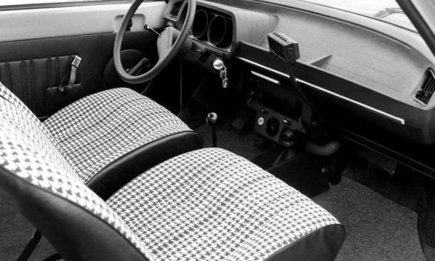 Spartanisch und doch mit eigener Note: Das Einspeichenlenkrad im LN sagt: Ich bin kein Peugeot, ich bin ein Citroën. Darum treibt den kleinen Franzosen auch ein Zweizylinder-Boxer an
» zurück zum Artikel