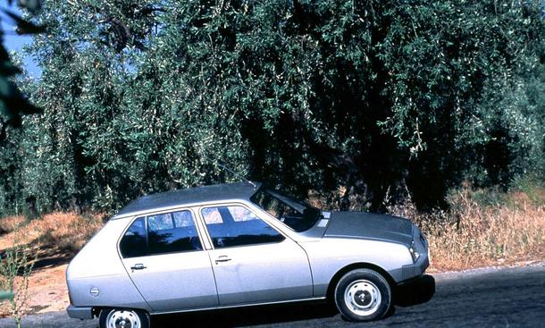 Skurille Lösung: In Koproduktion mit Peugeot entstand der Kompaktwagen Visa mit zwei Antriebskonzepten: An der Basis sorgte ein Citroën-Boxer mit 36 PS für Vortrieb, die Variante Super griff auf einen Reihenvierzylinder (57 PS) von Peugeot zurück
» zurüc