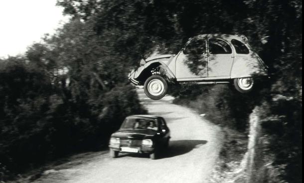 "In tödlicher Mission" war James Bond 1981 in einer Ente spektakulär unterwegs. Der Film-Einsatz inspirierte Citroën zu 500 gelben Sondermodellen mit 007-Logo für den britischen und den französischen Markt
» zurück zum Artikel