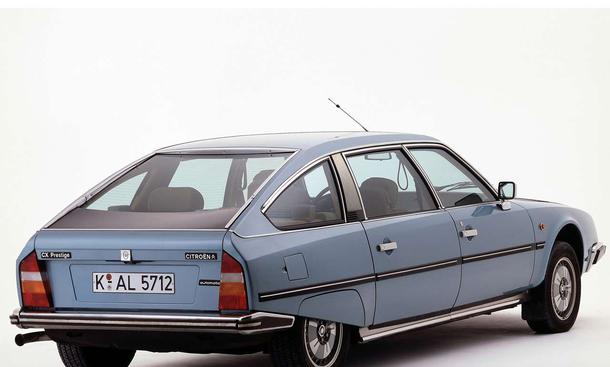 Mit 3,10 Meter statt 2,84 Meter Radstand (Normalausführung) rollte der CX Prestige 1976 auf den Markt. Der 2,3-Liter-Motor aus der DS bekam 1982 eine Einspritzung und leistete nun 128 PS statt 115 PS (mit Vergaser)
» zurück zum Artikel