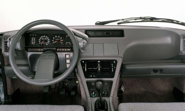 Die Serie II erhielt ab 1985 unter anderem ein völlig neues Armaturenbrett - nun mit Zeigerinstrumenten statt Lupentacho
» zurück zum Artikel