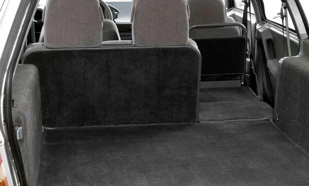 Der 4,96 Meter lange Kombi bot reichlich Platz für Passagiere und Gepäck. Unter dem Namen Familiale war auch eine Variante mit sieben Sitzen in drei Reihen lieferbar
» zurück zum Artikel