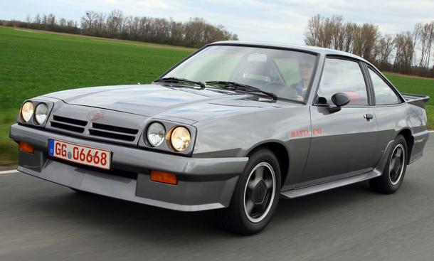 Mr. Cool: Besonders als GSi Exklusiv macht der Manta B einen auf coole Kante
Zum Thema:
» 25 Jahre Opel Corsa – Junger Hüpfer
» Opel Manta A – Der gelbe Rochen
» zurück zum Artikel
Die anderen Opel-Coupes:
» Opel GT 1900
» Opel Manta A 1900 Berlinet