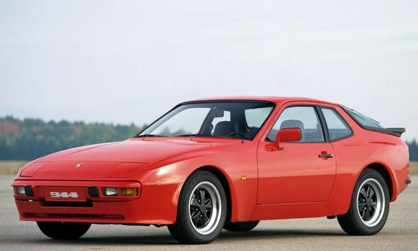 10. Platz: Porsche 944
Nicht geliebt, aber erfolgreich: Platz zehn belegt der Porsche 944, 163.302 wurden gebaut, vom 924 entstanden 150.684
Zum Thema:
» Porsche: Highlights der Modellgeschichte
» Porsche 928 – Der große GT
» 60 Jahre Porsche – Made i