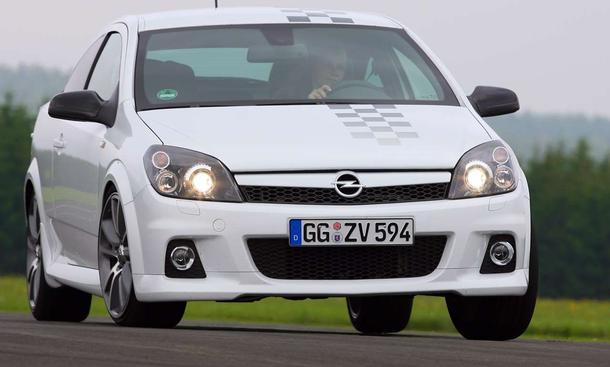 Der Opel Astra OPC Nürburgring Editon ist ein limitiertes Sondermodell
Link zum Thema:
» Opel Studien - Blitz- gescheit
» Fahrbericht Opel Corsa OPC Steinmetz
» Zukunft der schnellen Kompaktwagen
» Vergleich Opel Astra GTC vs. VW Scirocco
» Scuderia