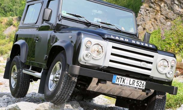 Land Rover Defender TD4 90 SW - Land Rover wird 60! Anlässlich dieses Jubiläums offerieren die Briten ein üppig ausstaffiertes Sondermodell, den SVX. Limitiert auf 150 Einheiten ...
» Mercedes GLK 350 gegen BMW X3 3.0si im Test
» Land Rover Range Ro Land Rover Defender TD4 90 SW