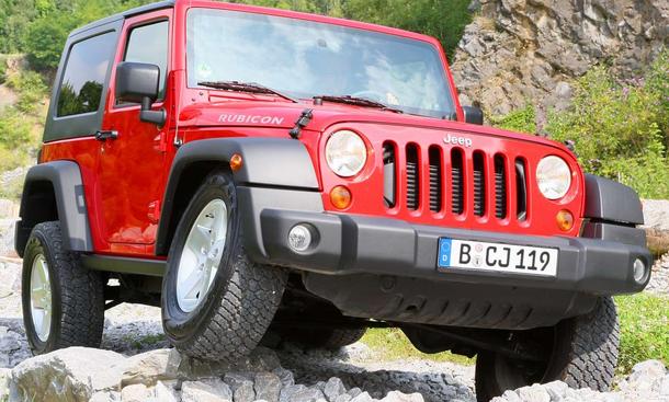 Jeep Wrangler 2.8 CRD - Wie sein Rivale Defender reklamiert auch der Jeep Wrangler, quasi der Urur-Enkel des legendären Militär-Vehikels
Marke Willys von 1941, für sich, der Beste in seiner langen Ahnenreihe zu sein
» Mercedes GLK 350 gegen BMW X Jeep Wrangler 2.8 CRD