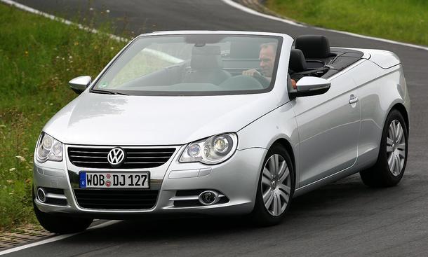 In Kurven zeigt der Eos deutlich stärkere Wankbewegungen als seine Cabrio-Konkurrenten
Links zum Thema:
» Top 50-Neuzulassungen 1. Halbjahr 2008
» Peugeot 308 CC – Nach oben offen
» VIDEO – VW Eos TV-Spot
» 30 Jahre VW Golf Cabrio – Happy Birthd