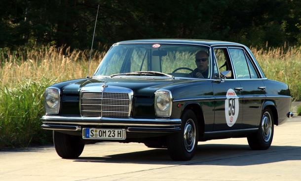 Die Baureihe heißt intern 114 und löste den Heckflossen-Benz ab
Link zum Thema:
» Creme 21 Youngtimer Rallye Teil I
» Creme 21 Youngtimer Rallye Teil II
» Creme 21 Youngtimer Rallye Teil III
» 40 Jahre Mercedes /8
» 30 Jahre Mercedes T Mercedes 250 /8