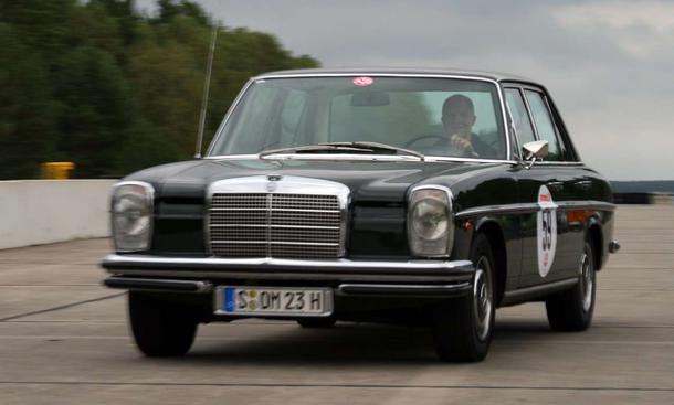 Der große Sechszylinder-Benziner hat als einziger der /8-Reihe eine Doppelstoßstange
Link zum Thema:
» Creme 21 Youngtimer Rallye Teil I
» Creme 21 Youngtimer Rallye Teil II
» Creme 21 Youngtimer Rallye Teil III
» 40 Jahre Mercedes /8
Mercedes 250 /8