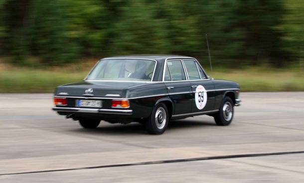 Mit dem Sechszylindermotor fährt der Benz bis zu 180 km/h schnell
Link zum Thema:
» Creme 21 Youngtimer Rallye Teil I
» Creme 21 Youngtimer Rallye Teil II
» Creme 21 Youngtimer Rallye Teil III
» 40 Jahre Mercedes /8
» 30 Jahre Mercedes Mercedes 250 /8
