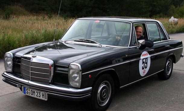 Da kommt Freude auf: Viel Platz und eine gute Übersicht bietet der Mercedes
Link zum Thema:
» Creme 21 Youngtimer Rallye Teil I
» Creme 21 Youngtimer Rallye Teil II
» Creme 21 Youngtimer Rallye Teil III
» 40 Jahre Mercedes /8
» 30 Jahr Mercedes 250 /8