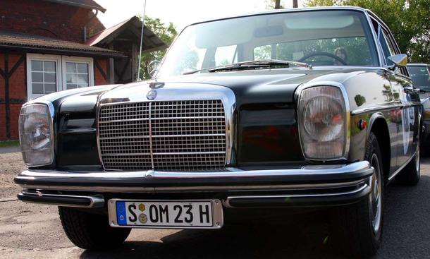Die breite Stoßstange gibt es nur beim starken Benziner, die seitlichen Blinker nur für den Italien-Export
Link zum Thema:
» Creme 21 Youngtimer Rallye Teil I
» Creme 21 Youngtimer Rallye Teil II
» Creme 21 Youngtimer Rallye Teil III
» 40 Mercedes 250 /8