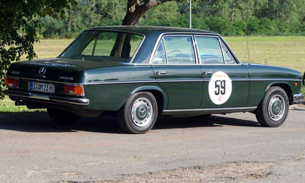 Äußerlich unterscheidet sich der Benziner kaum von den Diesel-Fahrzeugen
Link zum Thema:
» Creme 21 Youngtimer Rallye Teil I
» Creme 21 Youngtimer Rallye Teil II
» Creme 21 Youngtimer Rallye Teil III
» 40 Jahre Mercedes /8
» 30 Jahre M Mercedes 250 /8