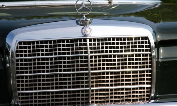 Viel Chrom am großen Kühler
Link zum Thema:
» Creme 21 Youngtimer Rallye Teil I
» Creme 21 Youngtimer Rallye Teil II
» Creme 21 Youngtimer Rallye Teil III
» 40 Jahre Mercedes /8
» 30 Jahre Mercedes T-Modell Mercedes 250 /8