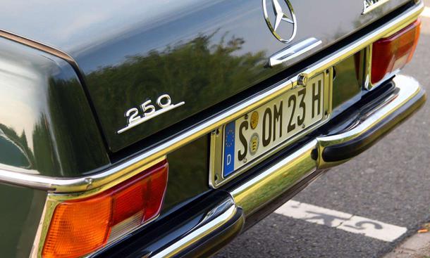Die geteilte Stoßstange gab es für den Italien-Export
Link zum Thema:
» Creme 21 Youngtimer Rallye Teil I
» Creme 21 Youngtimer Rallye Teil II
» Creme 21 Youngtimer Rallye Teil III
» 40 Jahre Mercedes /8
» 30 Jahre Mercedes T-Modell Mercedes 250 /8