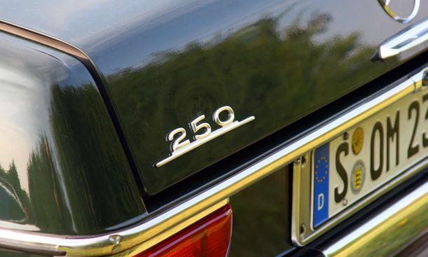 Nur die Zahl kennzeichnet den starken Motor: 130 PS
Link zum Thema:
» Creme 21 Youngtimer Rallye Teil I
» Creme 21 Youngtimer Rallye Teil II
» Creme 21 Youngtimer Rallye Teil III
» 40 Jahre Mercedes /8
» 30 Jahre Mercedes T-Modell Mercedes 250 /8