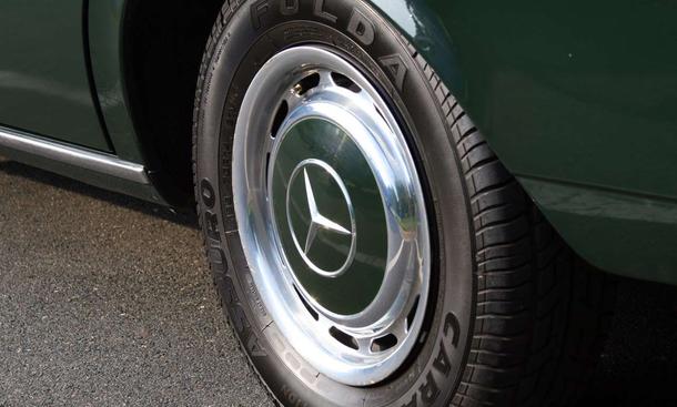 14-Zoll Räder auf dem Mercedes
Link zum Thema:
» Creme 21 Youngtimer Rallye Teil I
» Creme 21 Youngtimer Rallye Teil II
» Creme 21 Youngtimer Rallye Teil III
» 40 Jahre Mercedes /8
» 30 Jahre Mercedes T-Modell Mercedes 250 /8