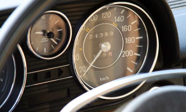 Der Tacho geht bis 220 km/h, mehr als 180 km/hsind aber beim 250er nicht drin
Link zum Thema:
» Creme 21 Youngtimer Rallye Teil I
» Creme 21 Youngtimer Rallye Teil II
» Creme 21 Youngtimer Rallye Teil III
» 40 Jahre Mercedes /8
» 30 Ja Mercedes 250 /8