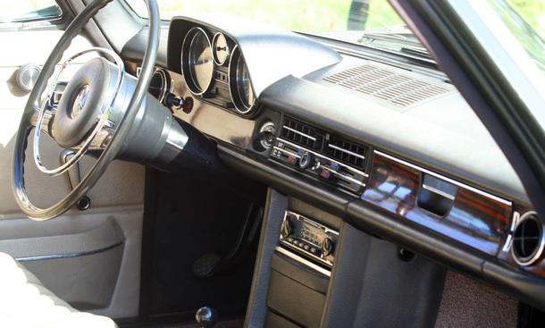 Viel Holz und schnörkellos gehaltenes Cockpit
Link zum Thema:
» Creme 21 Youngtimer Rallye Teil I
» Creme 21 Youngtimer Rallye Teil II
» Creme 21 Youngtimer Rallye Teil III
» 40 Jahre Mercedes /8
» 30 Jahre Mercedes T-Modell Mercedes 250 /8