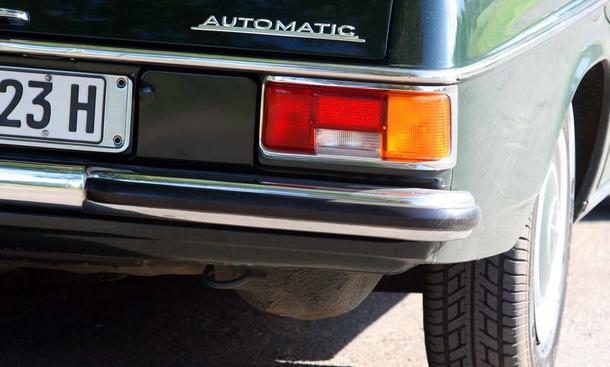 …ebenso wie die geteilte hintere Stoßstange
Link zum Thema:
» Creme 21 Youngtimer Rallye Teil I
» Creme 21 Youngtimer Rallye Teil II
» Creme 21 Youngtimer Rallye Teil III
» 40 Jahre Mercedes /8
» 30 Jahre Mercedes T-Modell Mercedes 250 /8