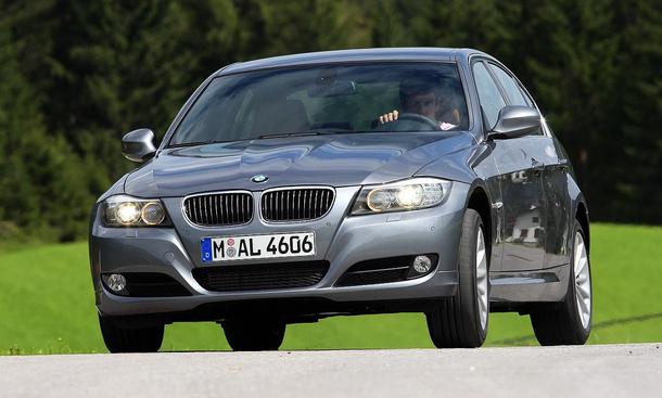 An der Frontschürze zeigt sich die neue Breitenorientierung in den äußeren Lufteinlässen, die nach außen hin einen Aufwärtsschwung zeichnen und die breite Spur optisch betonen
weitere Links zum Thema:
» BMW X6 gegen Porsche Cayenne GTS
» Prototyp BM