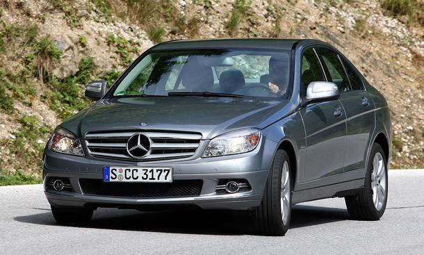 Die C-Klasse unterstreicht durch die deutliche Pfeilung der Frontpartie die sportliche Linienführung
weitere Links zum Thema:
» Mercedes C 180 Kompressor gegen Ford Mondeo und Skoda Superb
» Mercedes CLS gegen VW Passat CC – schöner geht nicht
»
