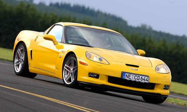 Die leichtgängige Corvette-Lenkung vermittelt wenig Feedback
Link zum Thema:
» Vergleich Corvette C6 vs. BMW M3
» Vergleich Audi R8, BMW M3, Corvette C6
» Fahrbericht Corvette C6 Coupé 6.2 V8
» Fahrbericht Corvette C6 Cabriolet
» Fahrbericht Corvet