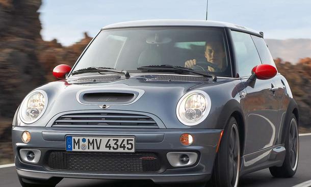 Mini Cooper S mit John Cooper Works GP Kit
Stückzahl: 2.000
Produktionsjahr: 2006
Damaliger Neupreis: 30.900 Euro
Das Sondermodell MINI Cooper S mit John Cooper Works GP Kit ist rund 50 Kilogramm leichter als ein durchschnittlich ausgestatteter MINI C