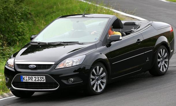 Neue Front mit geänderten Lufteinlässen und Scheinwerfern – so präsentiert sich der Facelift-Focus
Links zum Thema:
» Ford Focus ST – Drei Charakter-Typen im Vergleichstest
» Ford Focus C-Max – Vans im Vergleichstest
» Peugeot 308 CC – Nach oben offen
»
