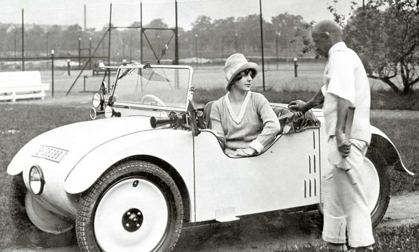 Motorisierte zwischen 1925 und 1928 immerhin 16.000 Autofahrer: Das Hanomag Kommisbrot hatte einzeln aufgehängte Vorderräder und eine Pontonkarosserie. Der Zweisitzer kostete 1975 Reichsmark
Zum Thema:
» 10 Jahre Smart – Gratulation, Kleiner!
» Mit dem