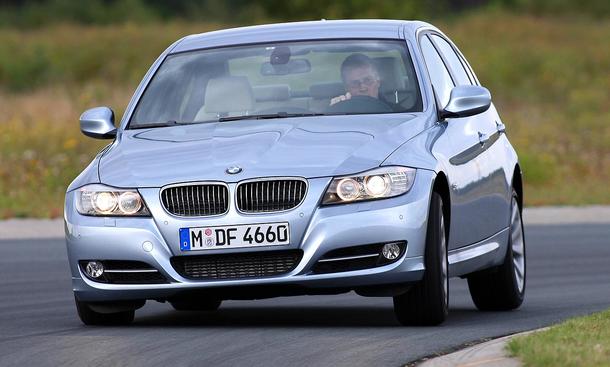 BMW 330d
Der BMW 330d bleibt . . .
Links zum Thema:
» Der BMW 330i im Vergleichstest» Vergleichstest: BMW 335i Coupé vs. Audi S5 » BMW M3 vs. Lexus IS F und Mercedes C 63 AMG