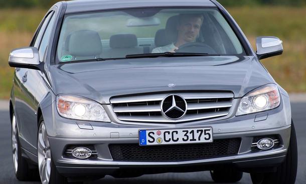 Mercedes C 320 CDI
In Kurven wirkt der Mercedes . . .
Links zum Thema:
» Internes Duell: Mercedes C-Klasse gegen E-Klasse» Mercedes C-Klasse trifft B-Klasse » Der Mercedes C180 Kompressor im Vergleichstest